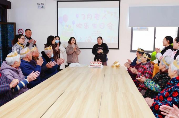 dernieres nouvelles de l'entreprise sur l'Amour et le Respect des Aînés, Warm Sunset Red 0