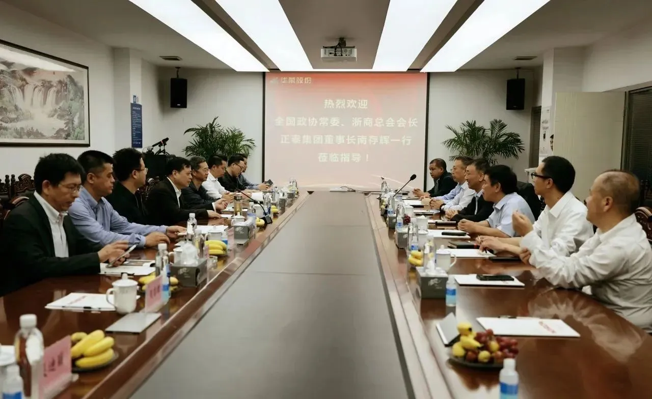 Chint Group Başkanı Nan Cunhui ve Heyetinin Warom’u İnceleme ve Değişim için Ziyaretiyle ilgili en son şirket haberleri 0