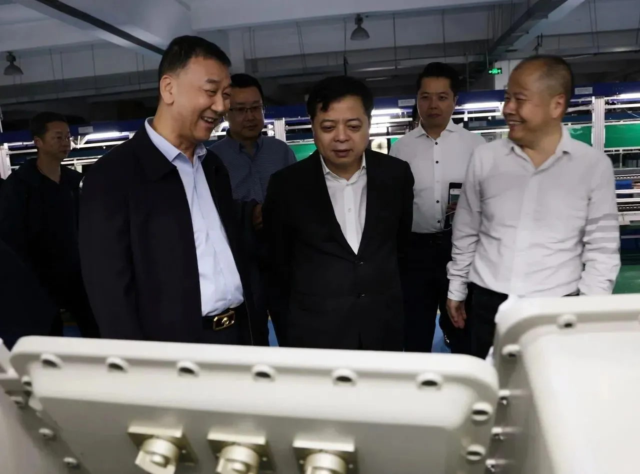 Chint Group Başkanı Nan Cunhui ve Heyetinin Warom’u İnceleme ve Değişim için Ziyaretiyle ilgili en son şirket haberleri 1