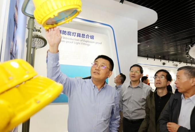 dernière actualité de l’entreprise concernant le séminaire d’apprentissage du groupe professionnel d’éclairage anti-pression et sécurité électrique des experts du Bureau d’administration d’urgence de Shanghai organisé chez Warom. 4